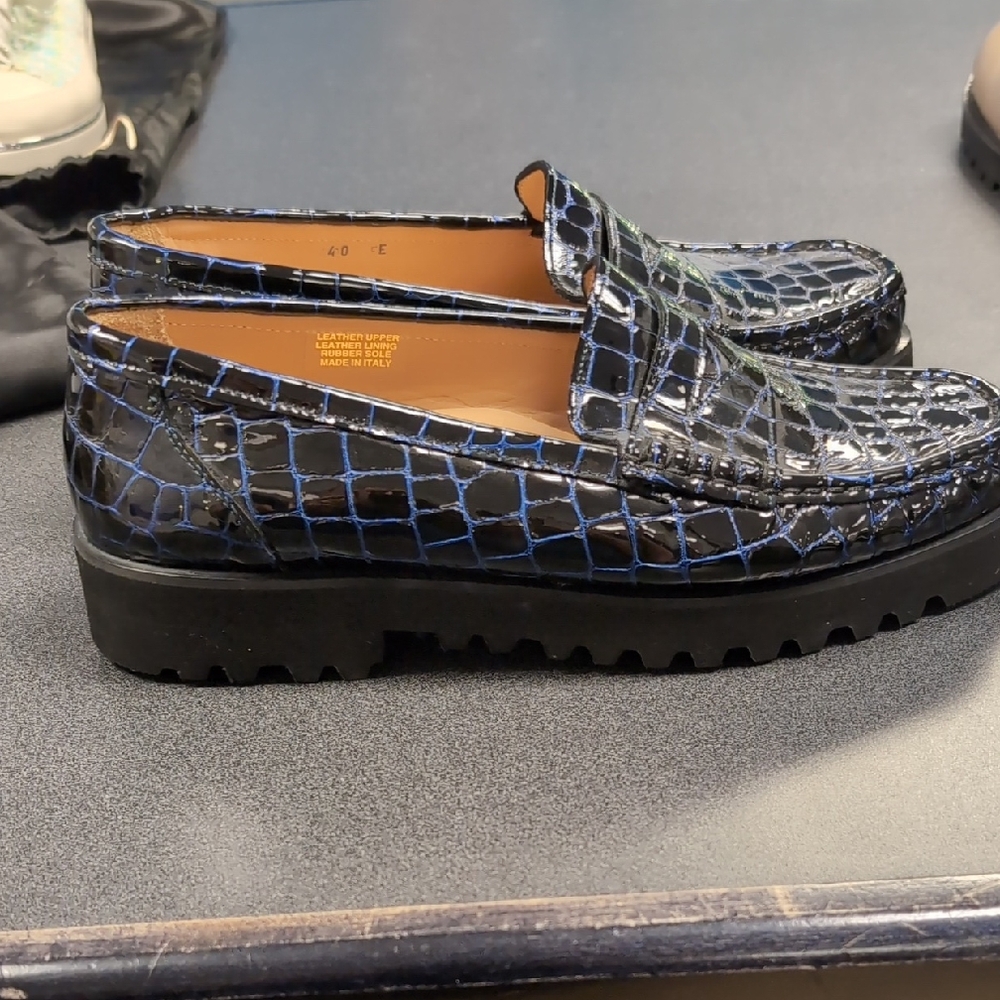 Black Crocodile Pattern Loafers